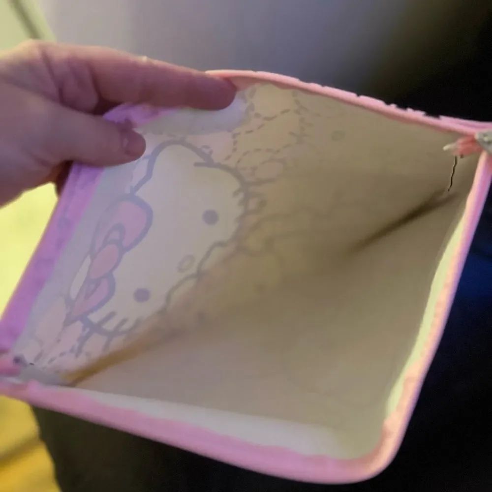 Hello Kitty Zipper Bag - Picture 5 of 6